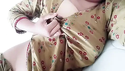 Güzel evli kadın göğüslerini gösteriyor ve büyük uzun yarağa ihtiyacı var