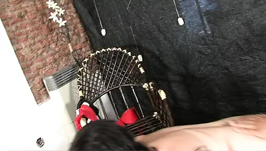 Esmer sürtük seks seçmelerinde sikişirken ağzına boşalıyor