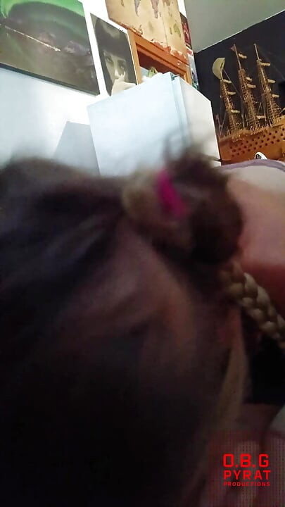 ΝΈΑ ΠΊΠΑ ΑΠΌ ΜΙΑ ΝΕΑΡΉ ΠΟΥΤΆΝΑ ΠΟΥ ΤΡΏΕΙ ΧΎΣΙΑ ΣΤΟ ΣΤΌΜΑ ΤΗΣ