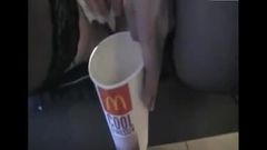Drecksau sauft eigene Pisse bei McDonalds!