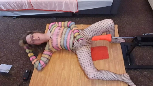 Gadis essex lisa memiliki orgasme anal di mesin sialan