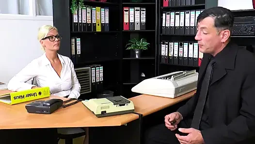 Riesige möpse, blonde sekretärin fickt auf dem bürotisch