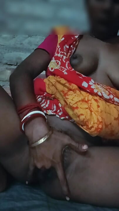 Indische schwarze bhabhi fickt gurke in ihre saftige rote muschi