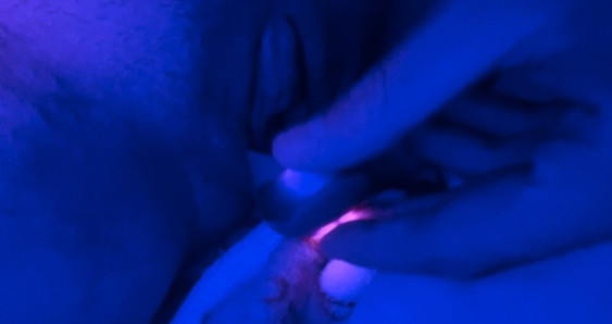 Ftm cumming con ayuda de vibrador