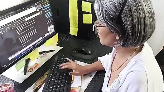 Was für ein Tag im Büro! Er gab mir einen leckeren schwanz zum versuchen!