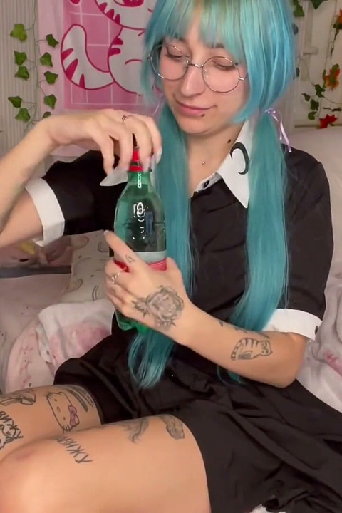 Fată drăguță care se