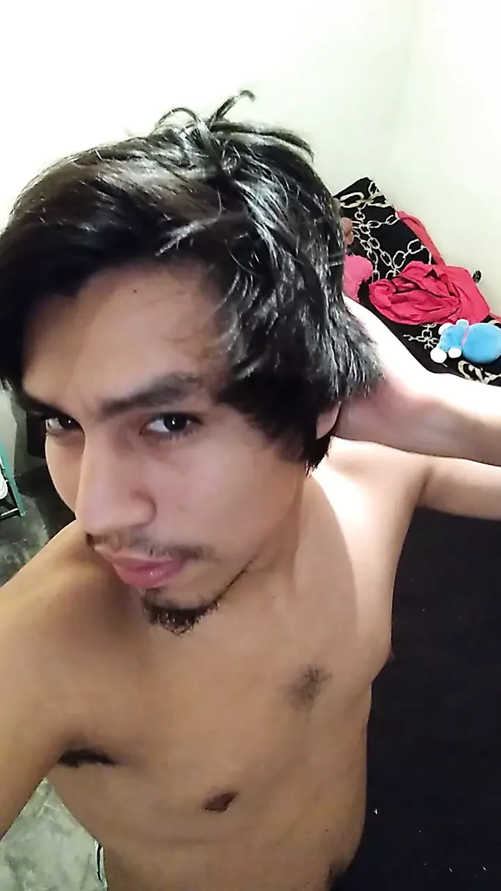 このセクシーな男が全裸になる