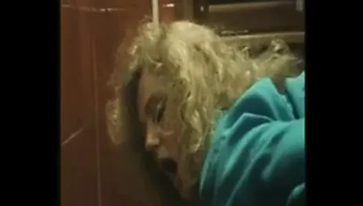 Marina lotar sexo no banheiro