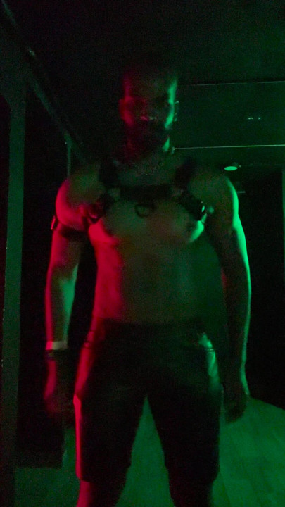 所以你想要和一个皮工在一起...