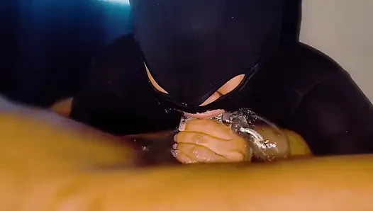 Cewek semok kolombia dengan masker tenggorokan dientot habis-habisan sampai mengering keenakan