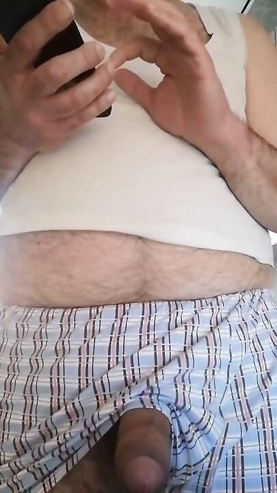 Je me masturbe en regardant une vidéo érotique d’un ami à moi !