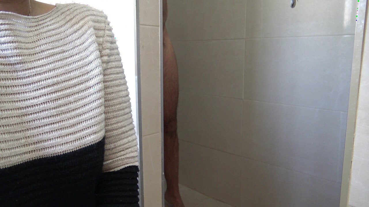 本当の継母が継息子に自分の目の前でシャワーを浴びるように言う
