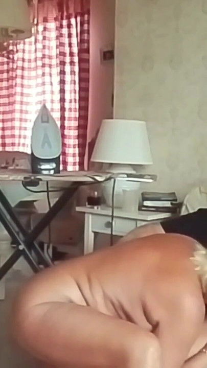 Zapanjujući trenutak iz "Moja maćeha gola pegla rublje, a ja gledam film i drkam na nju."