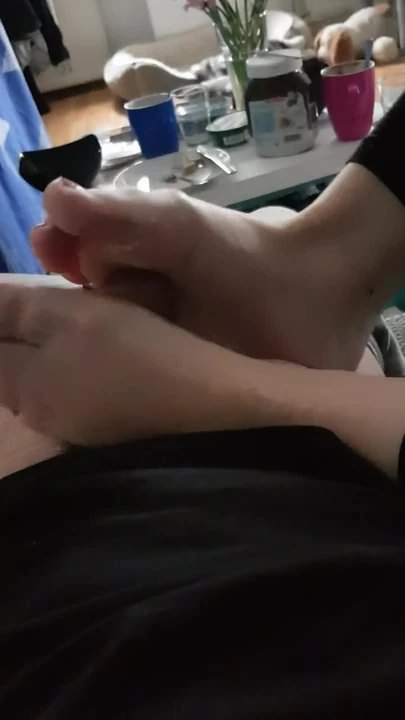 Geiler Footjob von meiner Freundin