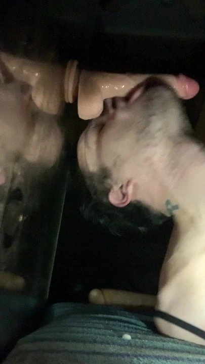 彼はディルドをしゃぶる