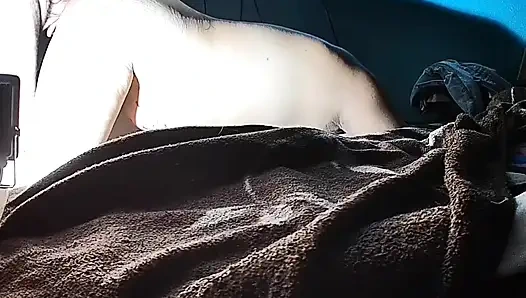 Ich stecke es immer noch nicht ein und er sagt mir, dass es weh tun wird