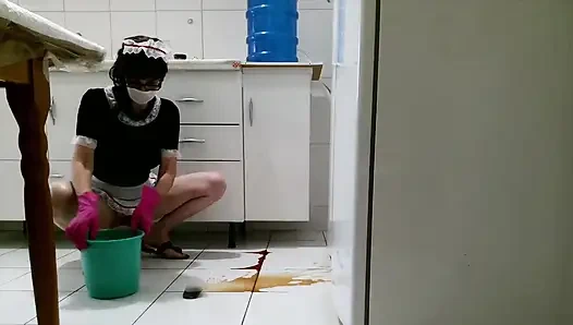 Bos enak dan pembantu rumah tangga di dapur