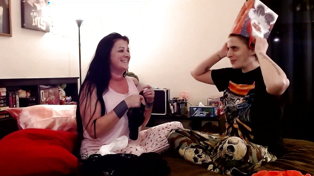 Memanjakan memek abby 69 reverse cowgirl, jilat memek pakai strap-on