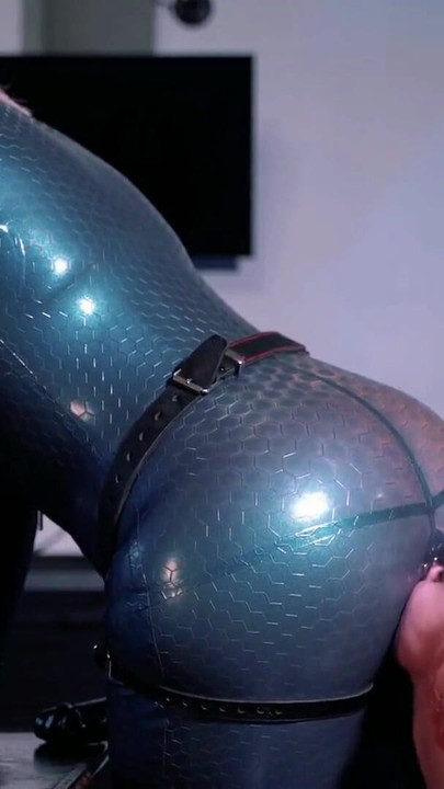 Detik emosi dari "Hisap Strap-on, penyembahan pantat, video getah lateks lesbian percuma"