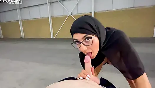 Müslüman evli kadın otoparkta sikiliyor