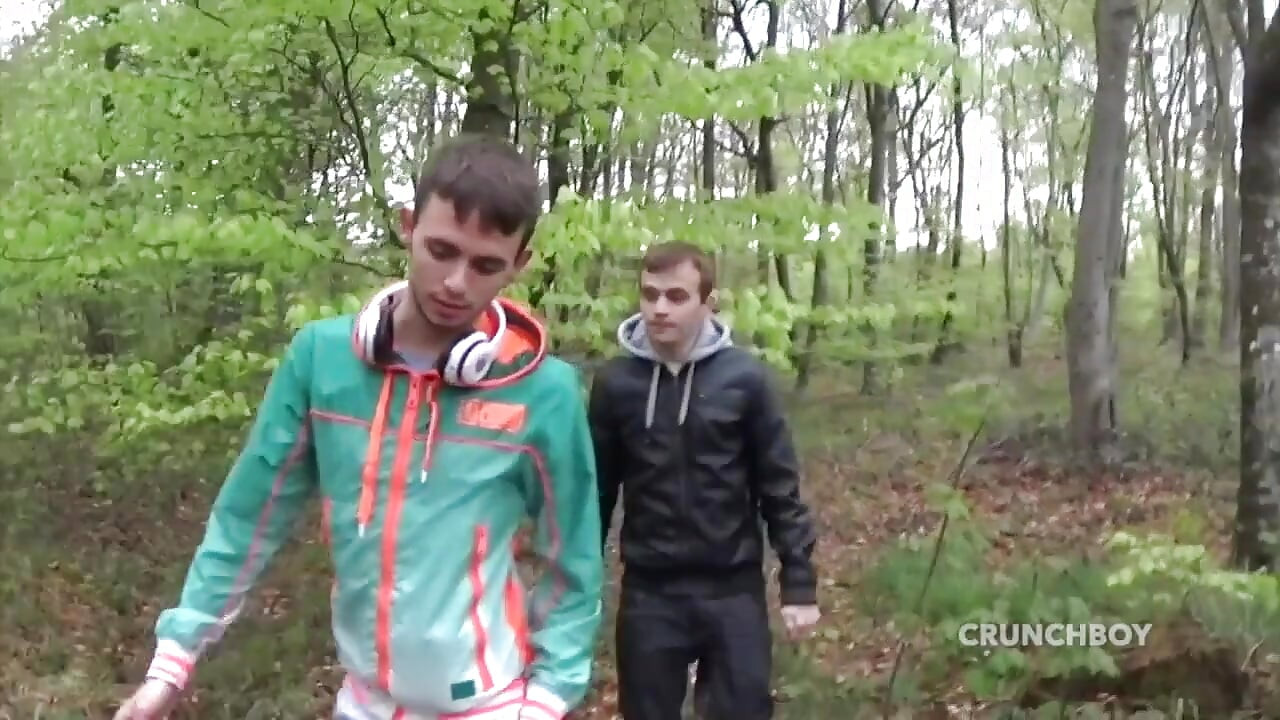 जंगल में मंडराते हुए सेक्सी ट्विंक द्वारा टोनी की चुदाई