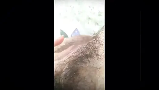 Bir köylü kız kıllı amcığını güzel müziğe güzelce çekiyor