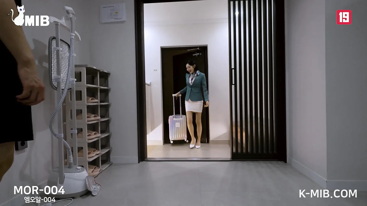 MOR-004 穿着制服的业余韩国女友在飞行后提供咸湿口交