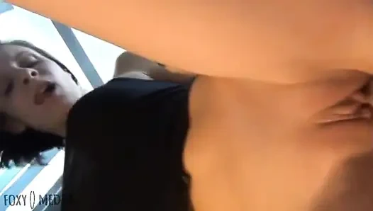 Makyaj yapmak üzereydi, o da onu sevmek üzereydi