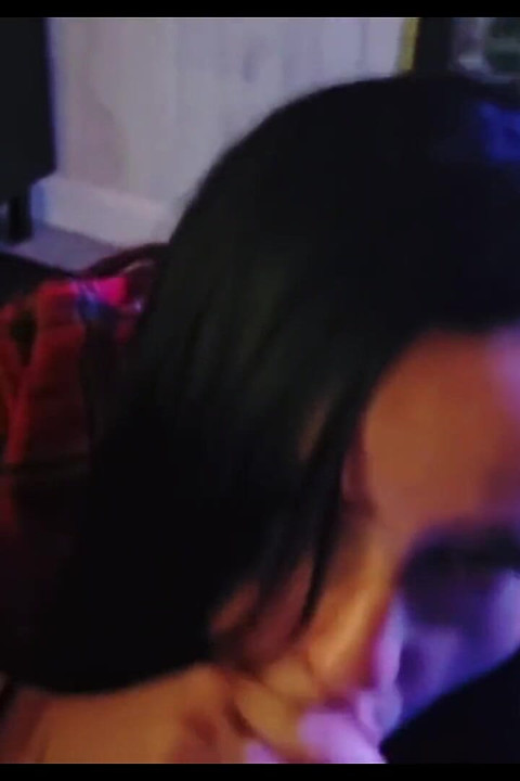 자지로 브래지어를 문지르며 남친에게 사정하는 Lexi