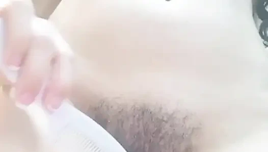 Расчесываю мою волосатую киску, приходи нюхать это