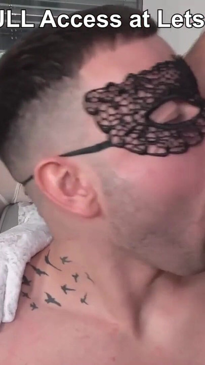 Shh! Non parlare a nessuno della nostra festa bi segreta a LetsGoBi | Clip 1