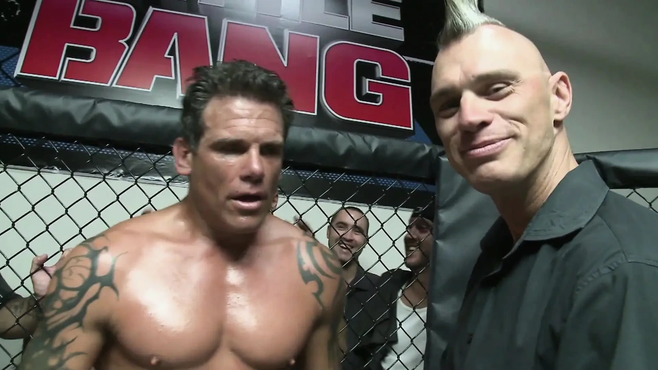 性感的婊子和肌肉发达的男人在戒指上玩得很开心