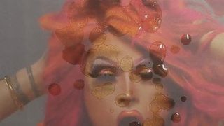 Éjaculation énorme sur le visage de drag queen