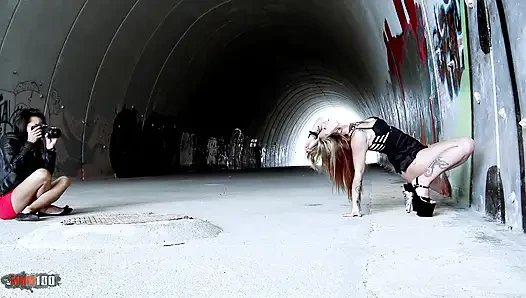 Aris dark - atemberaubendes blondes schätzchen, das in doppelpenetration gefickt wird