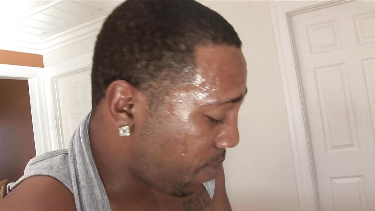 Късокоса брюнетка получава твърдо чукане от голям черен