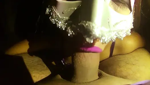 Arkadaşıma sakso çekiyor ve penisini çok fazla pembe rujla bırakıyorum ve çok fazla spermle ağzıma boşalıyor