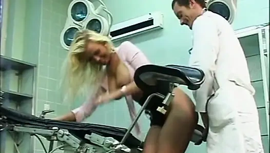 Büyük memeli güzel genç sarışın jinekolog tarafından sikiliyor ve götüne boşaltıyor
