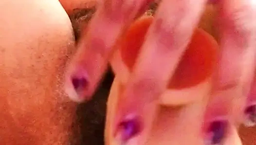 Молодая шлюшка играет с собой