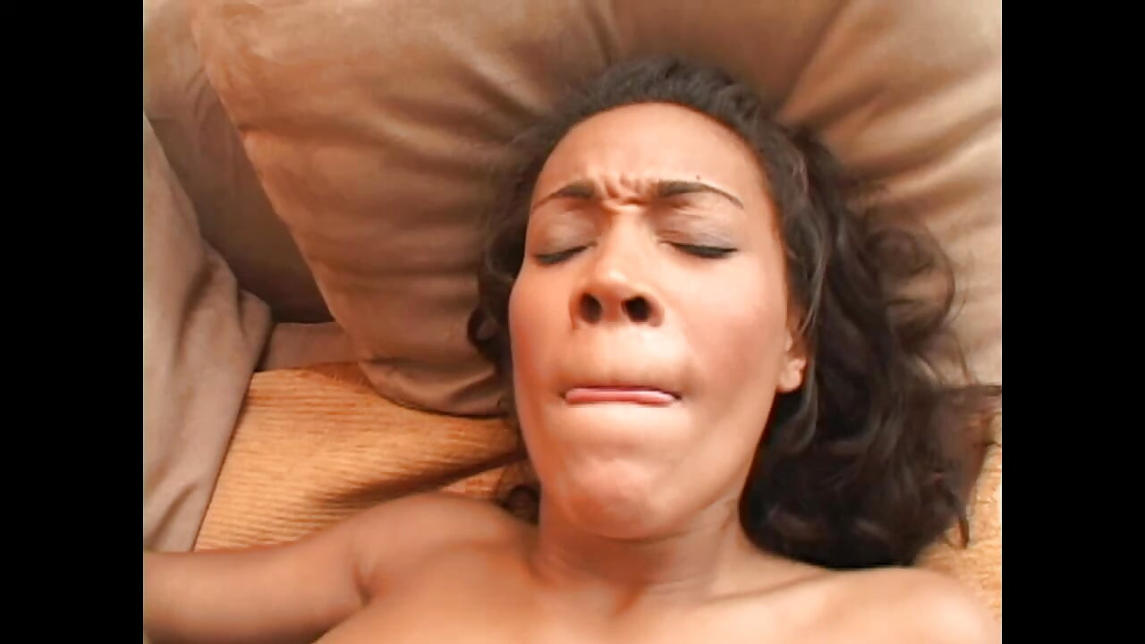 Большая задница и грудастая латина американка трахается с черным ебарем