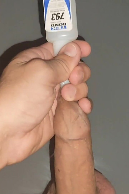 パパの穴を通る強力な接着剤のチューブ