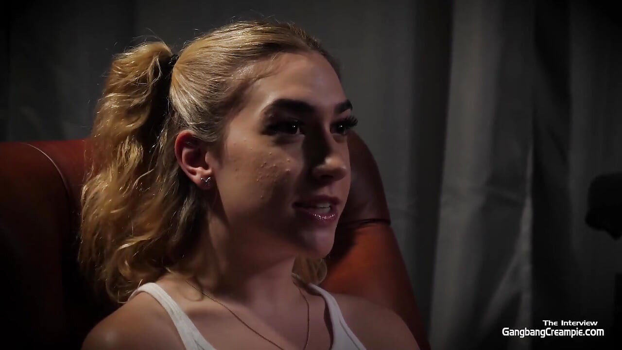Unschuldiges mädchen zieht sich im interview aus