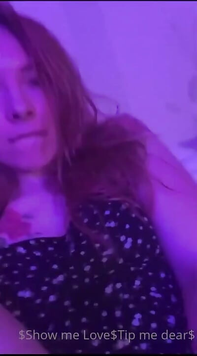 Menjolok pepek manis dan tersenyum, si cantik mahukan seks dengan awak