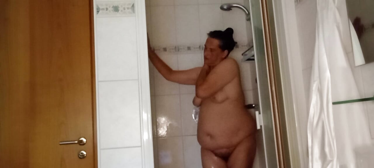 BBW Shower Tease – Watch Me Get Wet & Soapy