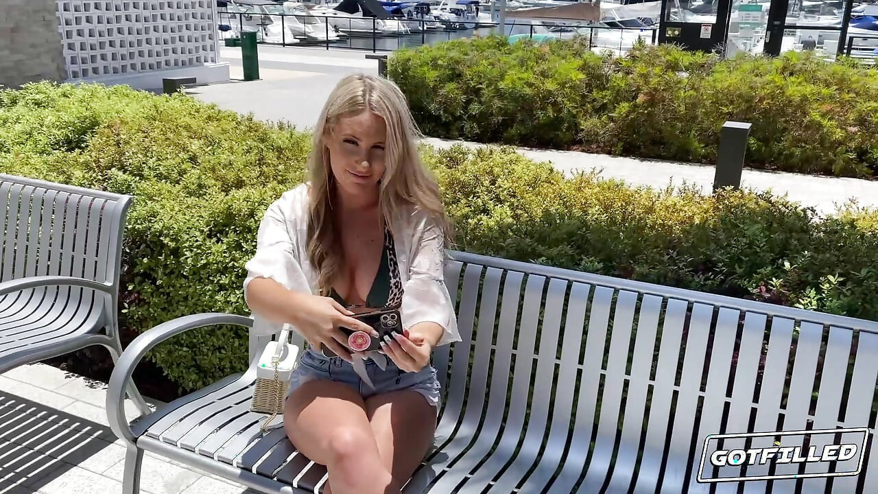 GOTFILLED Oslobađanje velikog tereta unutar Bunny Madison