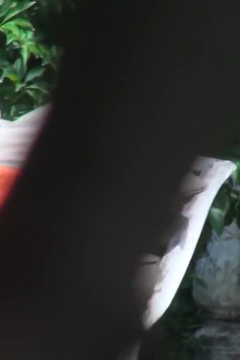 Pervs op patrouille - stacey hopkins met kleine kont valt op een pik navouyer Mirko die buitenshuis pist tijdens het bruinen