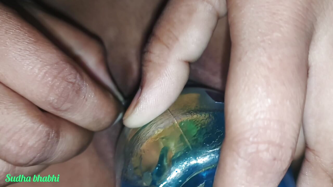 לבד בחדר, סודהא בהאבי פשטה את כל בגדיה והתלוותה לגיסה.