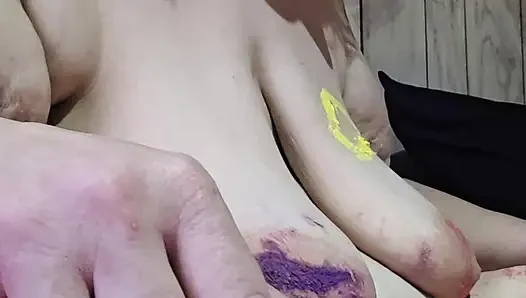 Tittenmalen-kunst hat ihren mund auseinander gerissen