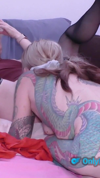 Pušenje i lizanje pičke s malim kurcem sissy Charlotte i MILF Lisa | Isječak 2