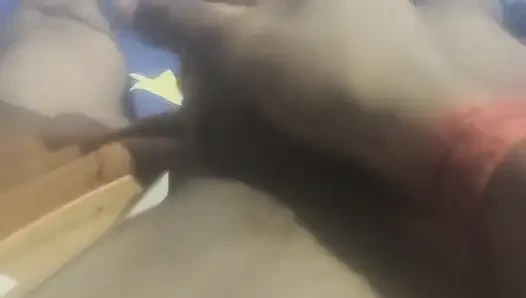 Adik tiriku lagi asik goyangin kontolku sampai aku crot di tangannya