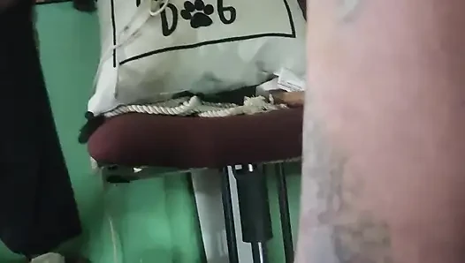Хорошая девушка и яиц и члена пробует новые булавки в одежде